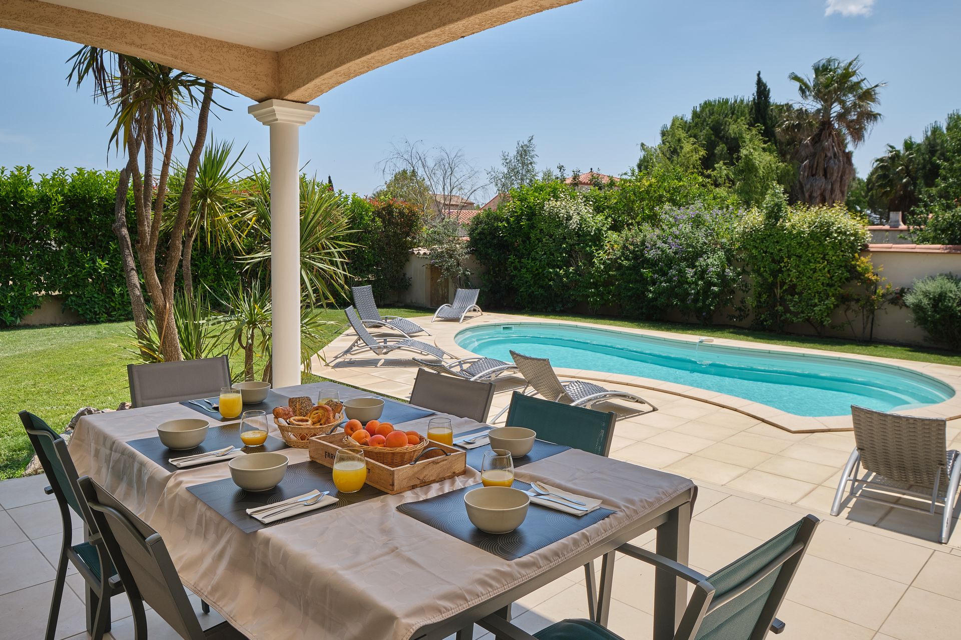 Terrasse avec repas en extérieur