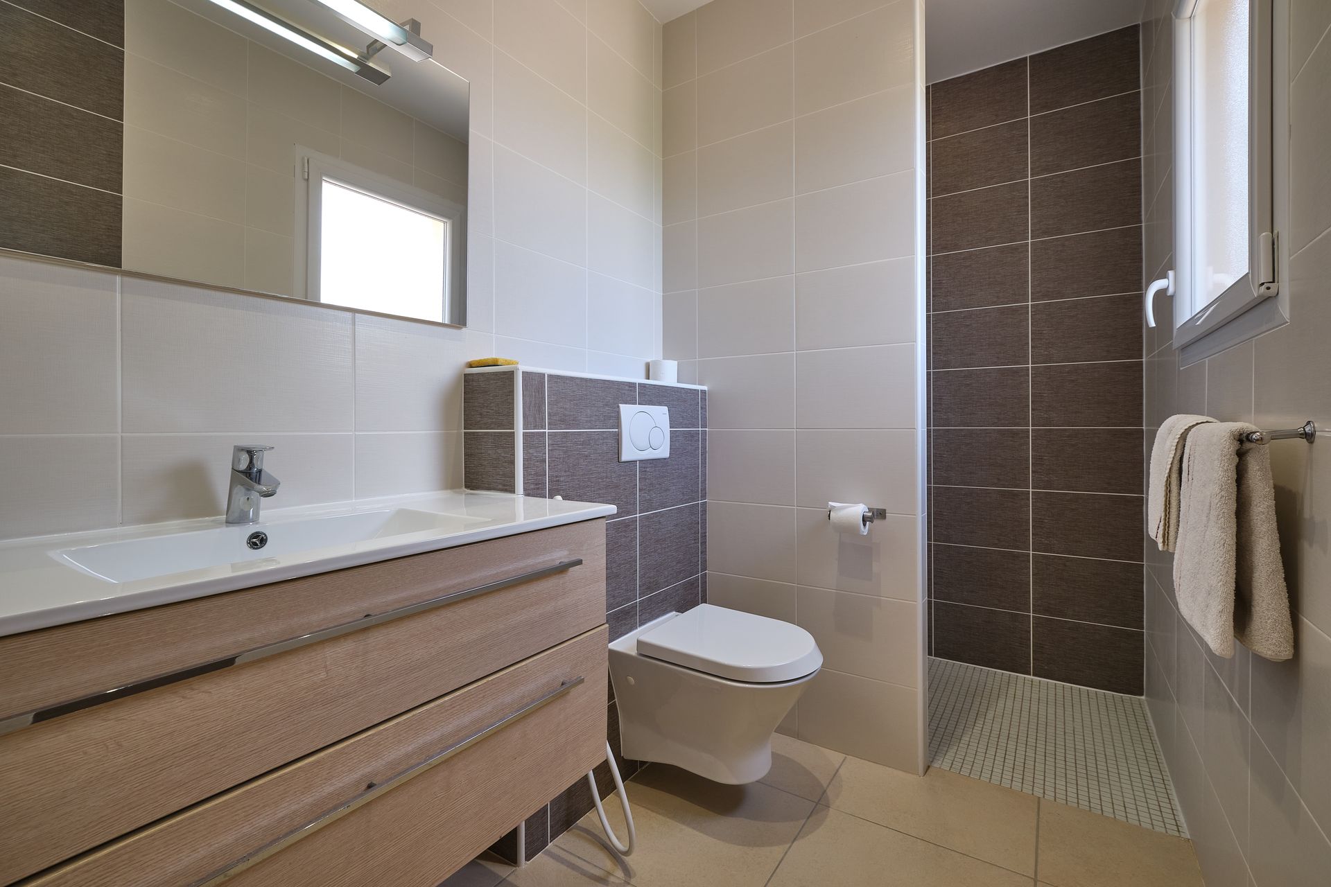Salle de bain avec douche italienne